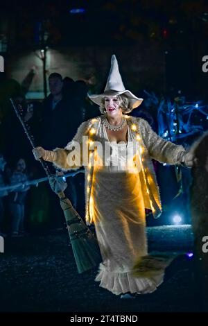 White Witch, Halloween Dress Up Event, Parade of Lost Souls, Vancouver, British Columbia, Canada Foto Stock
