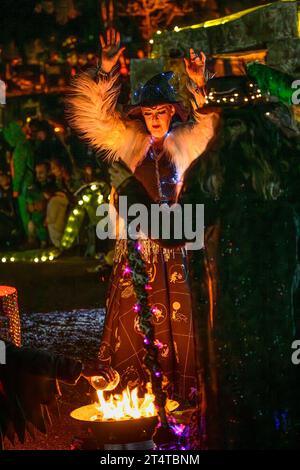 Streghe intorno al calderone, Parade of Lost Souls, Vancouver, British Columbia, Canada Foto Stock