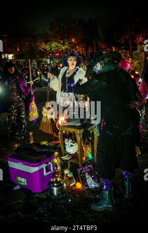 Streghe intorno al calderone, Parade of Lost Souls, Vancouver, British Columbia, Canada Foto Stock