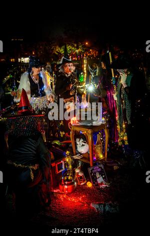 Streghe intorno al calderone, Parade of Lost Souls, Vancouver, British Columbia, Canada Foto Stock