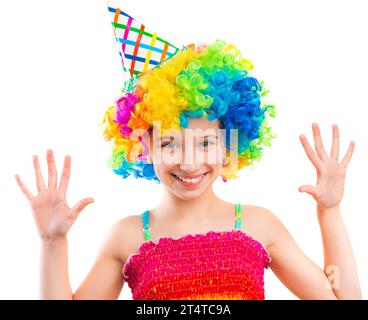 Piccola divertente ragazza con parrucca da clown che mostra i palmi isolati su sfondo bianco Foto Stock