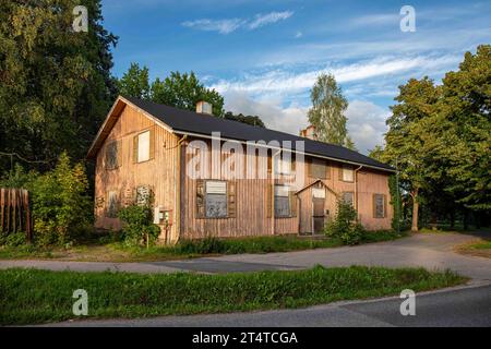 Edificio Toimela in legno, ex caseificio, reparto psichiatrico e museo ospedaliero, ora abbandonato e marcisce nel distretto Kellokoski di Tuusula, Finlandia Foto Stock