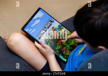 Bambino che gioca a Minecraft su un tablet. Minecraft è un gioco molto popolare tra i bambini e gli adolescenti. Rosario, Argentina - 20 ottobre 2023. Foto Stock