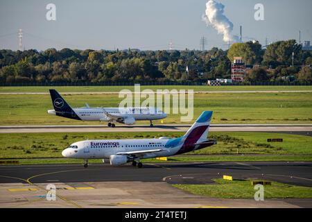 Flughafen Düsseldorf, Lufthansa Airbus A320-200 und Eurowings Airbus A319-100 auf dem Taxiway, Luftverkehr DUS *** Aeroporto di Düsseldorf, Lufthansa Airbus A320 200 e Eurowings Airbus A319 100 sulla via di rullaggio, traffico aereo DUS credito: Imago/Alamy Live News Foto Stock