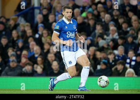 Everton, Regno Unito. 1 novembre 2023. James Tarkowski di Everton in azione. Carabao Cup, EFL Cup Match, Everton contro Burnley al Goodison Park di Liverpool mercoledì 1 novembre 2023. Questa immagine può essere utilizzata solo per scopi editoriali. Solo per uso editoriale, foto di Chris Stading/Andrew Orchard fotografia sportiva/Alamy Live news credito: Andrew Orchard fotografia sportiva/Alamy Live News Foto Stock