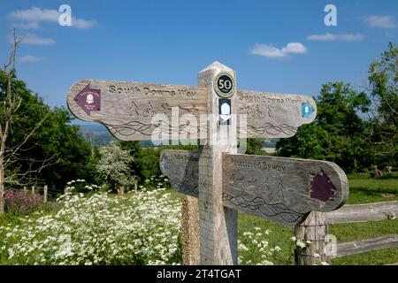 Segui le indicazioni per la South Down Way che mostrano diverse restrizioni sui vari sentieri e percorsi del West Sussex Foto Stock