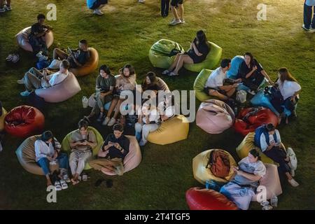 Bangkok, Thailandia. 31 ottobre 2023. Una vista di persone che si rilassano all'Happy Halloween Festival 2023 al Jodd Fairs DanNeramit, in Phahonyothin Road, a Bangkok. Il più famoso mercato notturno di Bangkok, Jodd Fairs, ha recentemente aperto una nuova filiale al DanNeramit, un formale parco a tema con un castello da favola che copre un'area di 52800 metri quadrati con una varietà di bancarelle come vestiti e accessori, oggetti d'epoca, birre artigianali, souvenir, cibo tailandese e internazionale. Credito: SOPA Images Limited/Alamy Live News Foto Stock