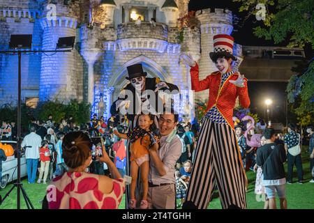 Bangkok, Thailandia. 31 ottobre 2023. Gli artisti di Halloween sono visti scattare foto con i visitatori all'Happy Halloween Festival 2023 alla Jodd Fairs DanNeramit, in Phahonyothin Road, a Bangkok. Il più famoso mercato notturno di Bangkok, Jodd Fairs, ha recentemente aperto una nuova filiale al DanNeramit, un formale parco a tema con un castello da favola che copre un'area di 52800 metri quadrati con una varietà di bancarelle come vestiti e accessori, oggetti d'epoca, birre artigianali, souvenir, cibo tailandese e internazionale. Credito: SOPA Images Limited/Alamy Live News Foto Stock