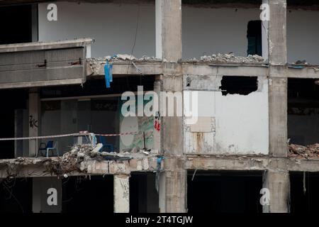 Pezzi di metallo e pietra sono fatiscenti dal demolito solai Foto Stock