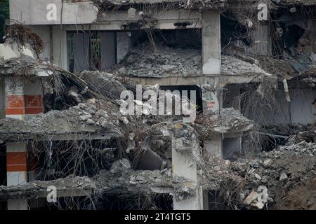 Pezzi di metallo e pietra sono fatiscenti dal demolito solai Foto Stock