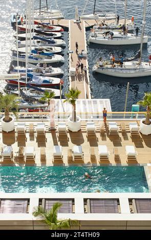 Monaco, Monte-Carlo, 29 settembre 2022: Vista dall'alto di molte barche a vela sono ormeggiate nel nuovo Yacht Club nelle giornate di sole, piscina sul tetto Foto Stock