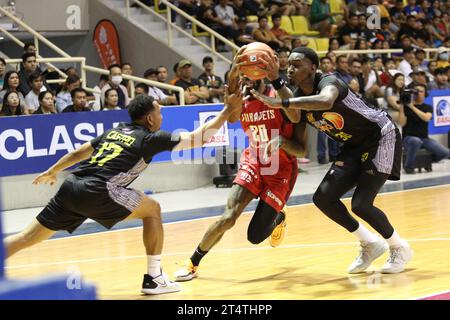 Santa Rosa, Filippine. 1 novembre 2023. DJ Stephens (20) è perseguitato da Quincy Miller (30) e Jayson Castro (17) durante il loro incontro EASL. I Chiba Jets (Red) fuggono dal TNT Tropang Giga (Black), 75-66 durante la loro partita della fase a gironi EASL a Santa Rosa Laguna. (Foto di Dennis Jerome Acosta/Pacific Press) credito: Pacific Press Media Production Corp./Alamy Live News Foto Stock