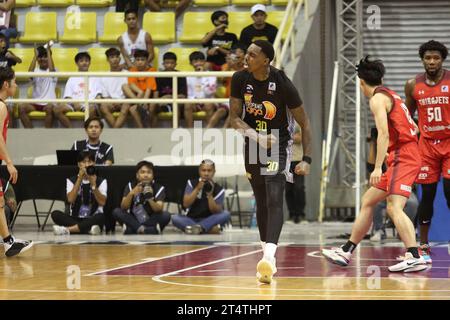 Santa Rosa, Filippine. 1 novembre 2023. Quincy Miller (30) festeggia dopo aver fatto un cestino durante la loro partita EASL. I Chiba Jets (Red) fuggono dal TNT Tropang Giga (Black), 75-66 durante la loro partita della fase a gironi EASL a Santa Rosa Laguna. (Foto di Dennis Jerome Acosta/Pacific Press) credito: Pacific Press Media Production Corp./Alamy Live News Foto Stock