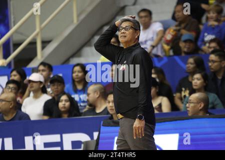 Santa Rosa, Filippine. 1 novembre 2023. TNT Head Coach Jojo Lastimosa durante il loro EASL match. I Chiba Jets (Red) fuggono dal TNT Tropang Giga (Black), 75-66 durante la loro partita della fase a gironi EASL a Santa Rosa Laguna. (Foto di Dennis Jerome Acosta/Pacific Press) credito: Pacific Press Media Production Corp./Alamy Live News Foto Stock