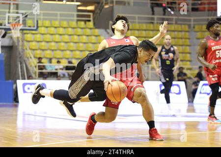 Santa Rosa, Filippine. 1 novembre 2023. Ryan Reyes (10) viene colpito da un giocatore dei Chiba Jets durante il loro EASL match. I Chiba Jets (Red) fuggono dal TNT Tropang Giga (Black), 75-66 durante la loro partita della fase a gironi EASL a Santa Rosa Laguna. (Foto di Dennis Jerome Acosta/Pacific Press) credito: Pacific Press Media Production Corp./Alamy Live News Foto Stock