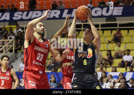 Santa Rosa, Filippine. 1 novembre 2023. Calvin Oftana (8) cerca di sparare contro John Mooney (33) e DJ Stephens (20) durante il loro gioco EASL. I Chiba Jets (Red) fuggono dal TNT Tropang Giga (Black), 75-66 durante la loro partita della fase a gironi EASL a Santa Rosa Laguna. (Foto di Dennis Jerome Acosta/Pacific Press) credito: Pacific Press Media Production Corp./Alamy Live News Foto Stock