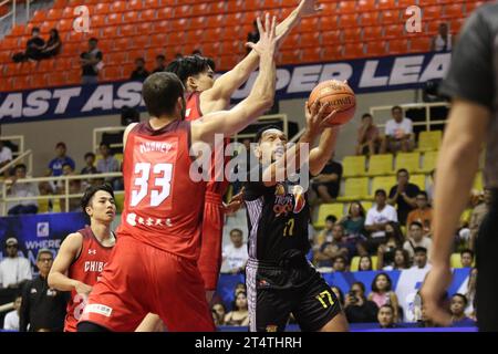 Santa Rosa, Filippine. 1 novembre 2023. Jason Castro (17) passa davanti a John Mooney (33) per fare un layup durante il loro EASL Game. I Chiba Jets (Red) fuggono dal TNT Tropang Giga (Black), 75-66 durante la loro partita della fase a gironi EASL a Santa Rosa Laguna. (Foto di Dennis Jerome Acosta/Pacific Press) credito: Pacific Press Media Production Corp./Alamy Live News Foto Stock