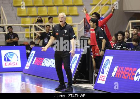 Santa Rosa, Filippine. 1 novembre 2023. Capo-allenatore John Patrick di Chiba durante la partita EASL. I Chiba Jets (Red) fuggono dal TNT Tropang Giga (Black), 75-66 durante la loro partita della fase a gironi EASL a Santa Rosa Laguna. (Foto di Dennis Jerome Acosta/Pacific Press) credito: Pacific Press Media Production Corp./Alamy Live News Foto Stock