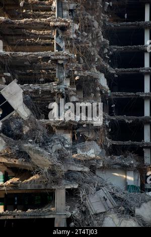 Pezzi di metallo e pietra sono fatiscenti dal demolito solai Foto Stock