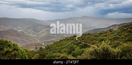 Vista panoramica sul fiume Douro e sulle terrazze dei vigneti nella valle del Douro, Portogallo, il 17 ottobre 2023 Foto Stock