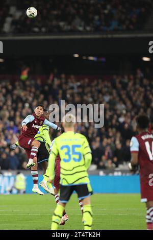 Londra, Regno Unito. 1 novembre 2023. Eddie Nketiah dell'Arsenal e Edson Alvarez del West Ham United gareggiano per il pallone durante la partita della EFL Carabao Cup tra il West Ham United e l'Arsenal al London Stadium, Queen Elizabeth Olympic Park, Londra, Inghilterra il 1 novembre 2023. Foto di Joshua Smith. Solo per uso editoriale, licenza necessaria per uso commerciale. Nessun utilizzo in scommesse, giochi o pubblicazioni di un singolo club/campionato/giocatore. Credito: UK Sports Pics Ltd/Alamy Live News Foto Stock