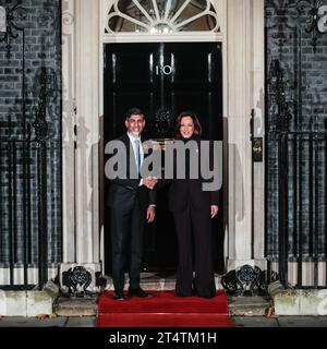Londra, Regno Unito. 1 novembre 2023. Rishi Sunak, primo ministro britannico, dà il benvenuto a Kamala Harris, vicepresidente degli Stati Uniti, al numero 10 di Downing Street, la sua residenza ufficiale e sede del governo. Harris è nel Regno Unito per il summit ai a Bletchley Park. Crediti: Imageplotter/Alamy Live News Foto Stock