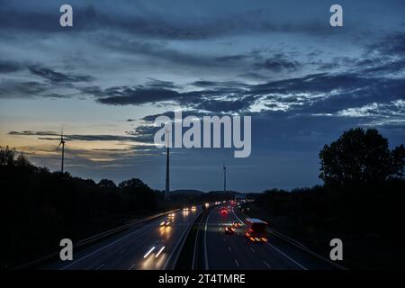 La sera il traffico automobilistico passa attraverso la strada di accesso a Berlino nord. Foto Stock