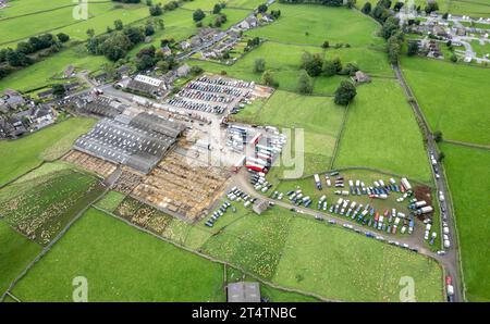 Veduta aerea della vendita di agnello da mulo del nord dell'Inghilterra presso Hawes Auction mart, North Yorkshire, Regno Unito. Foto Stock