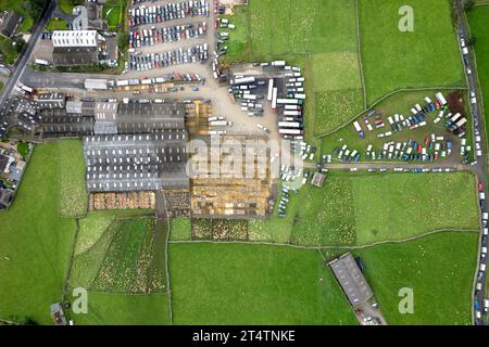 Veduta aerea della vendita di agnello da mulo del nord dell'Inghilterra presso Hawes Auction mart, North Yorkshire, Regno Unito. Foto Stock