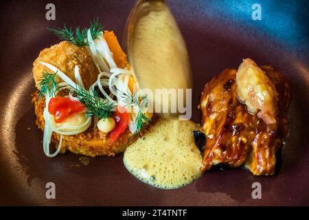 Filetto di carpa d'argento basato su una ricetta dello chef Ingo Mark dell'alto Palatinato. Glassato con lacca caramellata per la testa di pesce e fette di zucca sous-vide con pralina alla carpa e salsa di zucca. Wiesau (VGem), Germania Foto Stock