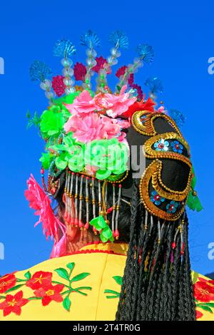 Copricapo da spettacolo di danza popolare cinese in stile tradizionale yangko, contea di Luannan, provincia di hebei, Cina Foto Stock