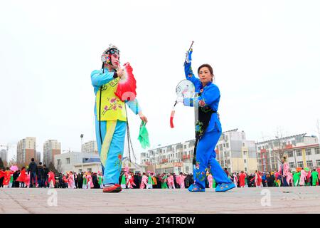 Contea di Luannan - 19 febbraio: Spettacolo di danza popolare yangko in stile tradizionale cinese per strada, il 19 febbraio 2016, contea luannan, hebei Provin Foto Stock