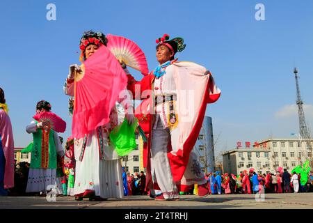 Contea di Luannan - 19 febbraio: Spettacolo di danza popolare yangko in stile tradizionale cinese per strada, il 19 febbraio 2016, contea luannan, hebei Provin Foto Stock