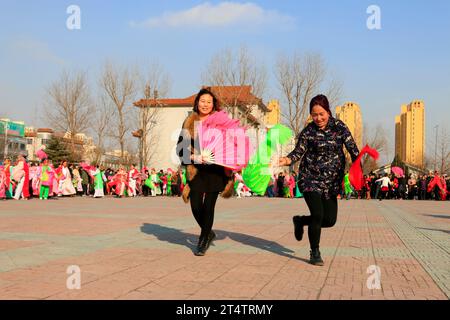 Contea di Luannan - 19 febbraio: Spettacolo di danza popolare yangko in stile tradizionale cinese per strada, il 19 febbraio 2016, contea luannan, hebei Provin Foto Stock