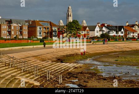 Una vista della famosa Chiesa Bianca, dalla cima delle nuove difese marine, Fairhaven, Lytham St Annes, Lancashire, Regno Unito, Europa Foto Stock