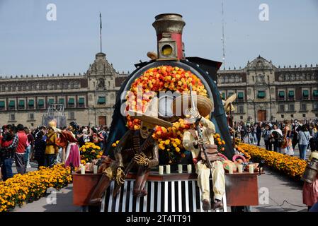 Città del Messico, Messico. 1 novembre 2023. Dettaglio di un cranio monumentale fatto di cartone che fa parte della Mega offerta Monumentale del giorno dei morti allo Zocalo di città del Messico. Il 1° novembre 2023 a città del Messico, Messico. (Immagine di credito: © Carlos Tischler/eyepix via ZUMA Press Wire) SOLO USO EDITORIALE! Non per USO commerciale! Foto Stock