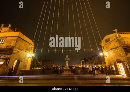 Firenze, Italia. Statua di benvenuto Cellini sul Ponte Vecchio a Firenze, la capitale della regione Toscana in Italia. Foto Stock