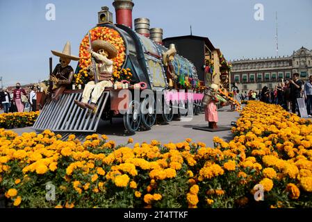 Città del Messico, Messico. 1 novembre 2023. Vista generale di un cranio monumentale fatto di cartone che fa parte della Mega offerta Monumentale del giorno dei morti allo Zocalo di città del Messico. Il 1° novembre 2023 a città del Messico, Messico. (Immagine di credito: © Carlos Tischler/eyepix via ZUMA Press Wire) SOLO USO EDITORIALE! Non per USO commerciale! Foto Stock