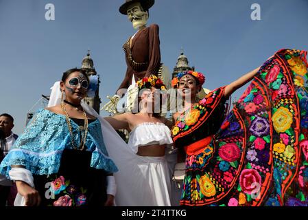 Città del Messico, Messico. 1 novembre 2023. Le ragazze vestite per le celebrazioni dia de Muertos partecipano alla Mega offerta Monumentale del giorno dei morti allo Zocalo di città del Messico. Il 1° novembre 2023 a città del Messico, Messico. (Immagine di credito: © Carlos Tischler/eyepix via ZUMA Press Wire) SOLO USO EDITORIALE! Non per USO commerciale! Foto Stock