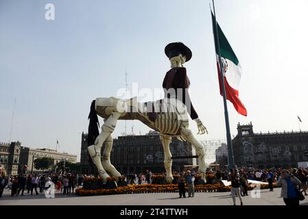 Città del Messico, Messico. 1 novembre 2023. Vista generale di un cranio monumentale fatto di cartone che fa parte della Mega offerta Monumentale del giorno dei morti allo Zocalo di città del Messico. Il 1° novembre 2023 a città del Messico, Messico. (Immagine di credito: © Carlos Tischler/eyepix via ZUMA Press Wire) SOLO USO EDITORIALE! Non per USO commerciale! Foto Stock