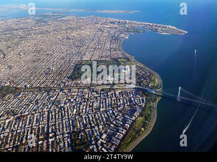 Vista aerea del ponte Verrazzano-Narrows, Dyker Heights, Bay Ridge e Fort Hamilton a Brooklyn, New York Foto Stock
