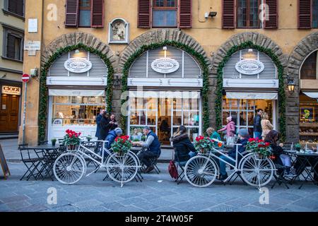 Firenze, Italia: I turisti siedono di fronte a un ristorante gelateria di Piazza del Duomo a Firenze, la capitale della regione Toscana in Italia. Foto Stock