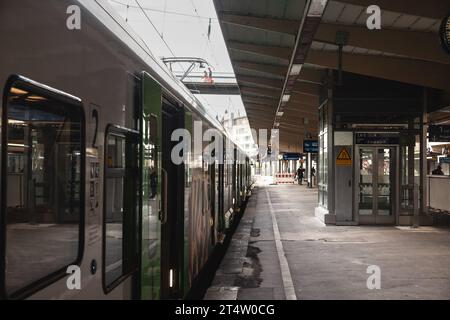 Immagine di un cartello con il logo VRR su uno dei treni suburbani della stazione ferroviaria di Wuppertal. Il Verkehrsverbund Rhein-Ruhr, abbreviato VRR, è Foto Stock