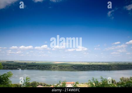 Panorama del fiume Danubio in Serbia le pianure della Vojvodina durante un soleggiato pomeriggio estivo a Ritopek, Serbia. Il Danubio è la seconda longe europea Foto Stock