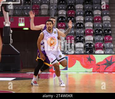 Bonn, Deutschland. 1 novembre 2023. Noah Kirkwood (Bonn, vorn), Amine Noua (Holon), BCL, 1. Spieltag, Telekom Baskets Bonn vs Hapoel Holon, Bonn, Deutschland, 01.11.2023. Credito: Juergen Schwarz/Alamy Live News Foto Stock