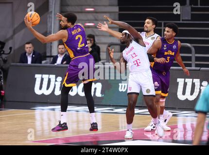 Bonn, Deutschland. 1 novembre 2023. V.l. Amine Noua (Holon), Brian Fobbs (Bonn), Noah Kirkwood (Bonn), Justin Smith (Holon), BCL, 1) Spieltag, Telekom Baskets Bonn vs Hapoel Holon, Bonn, Deutschland, 01.11.2023. Credito: Juergen Schwarz/Alamy Live News Foto Stock