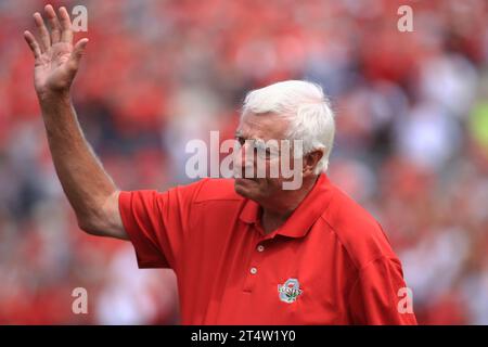 Columbus, Ohio, USA. 15 settembre 2012. L'ex giocatore di basket degli Ohio State Buckeyes e allenatore degli Indiana Hoosiers BOB KNIGHT viene inserito nella Buckeye Hall of Fame all'intervallo della partita tra i Cal Golden Bears e gli Ohio State Buckeyes all'Ohio Stadium di Columbus, Ohio. (Immagine di credito: © Scott Stuart/ZUMA Press Wire) SOLO USO EDITORIALE! Non per USO commerciale! Foto Stock