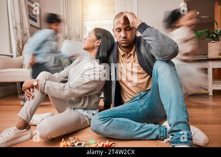Famiglia, adhd bambini e genitori mal di testa, stress e ansia per la gestione dell'autismo, affaticamento energetico o rumore domestico. Madre e padre stanchi sul pavimento Foto Stock