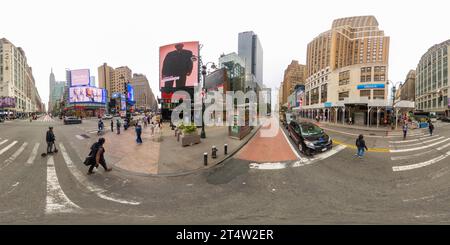 Visualizzazione panoramica a 360 gradi di New York, NY, USA - 27 ottobre 2023: Ingresso alla metropolitana di New York a West 34th Street e Fashion Avenue. Foto equirettangolare Panoramic VR a 360 gradi