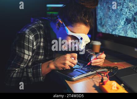 Donna, tecnico e scheda madre con circuito, elettronica o saldatore con occhiali di protezione in laboratorio. Tecnologia dell'informazione, manutenzione e. Foto Stock